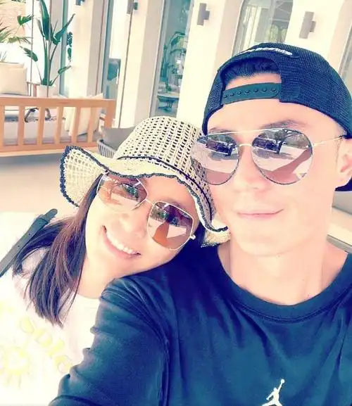 林心如晒出五张游玩照霍建华笑容含蓄合照夫妻相十足