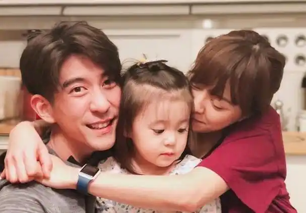 强吻,撩汉,用一根吸管,这些明星真是没分寸感,还是"耍流氓"