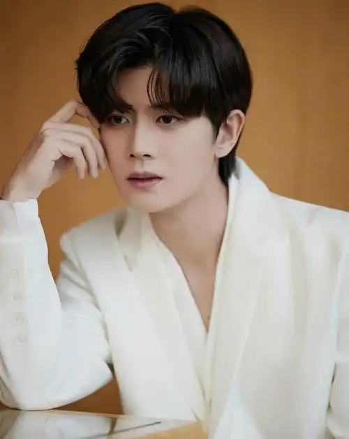 就在刚刚,任嘉伦一袭白衣白裤造型亮相直播活动,帅气的发型,简约的