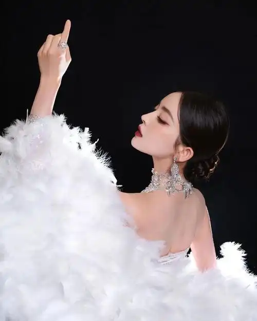 11月23日,娜扎亮相vogue红毯的造型大胆又亮眼|妆容|抹胸|模特|古力娜