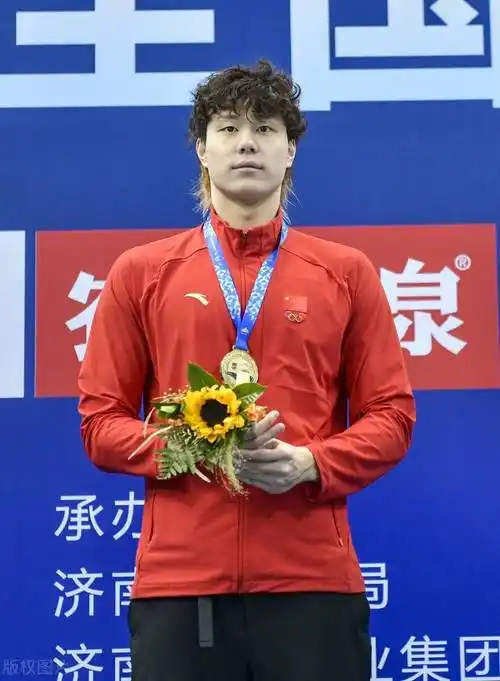 中国游泳运动员覃海洋,首次入围"年度最佳突破奖"候选名单