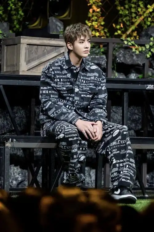 吴亦凡的嘻哈厂牌搞起来了他最近穿的鞋也继续飞