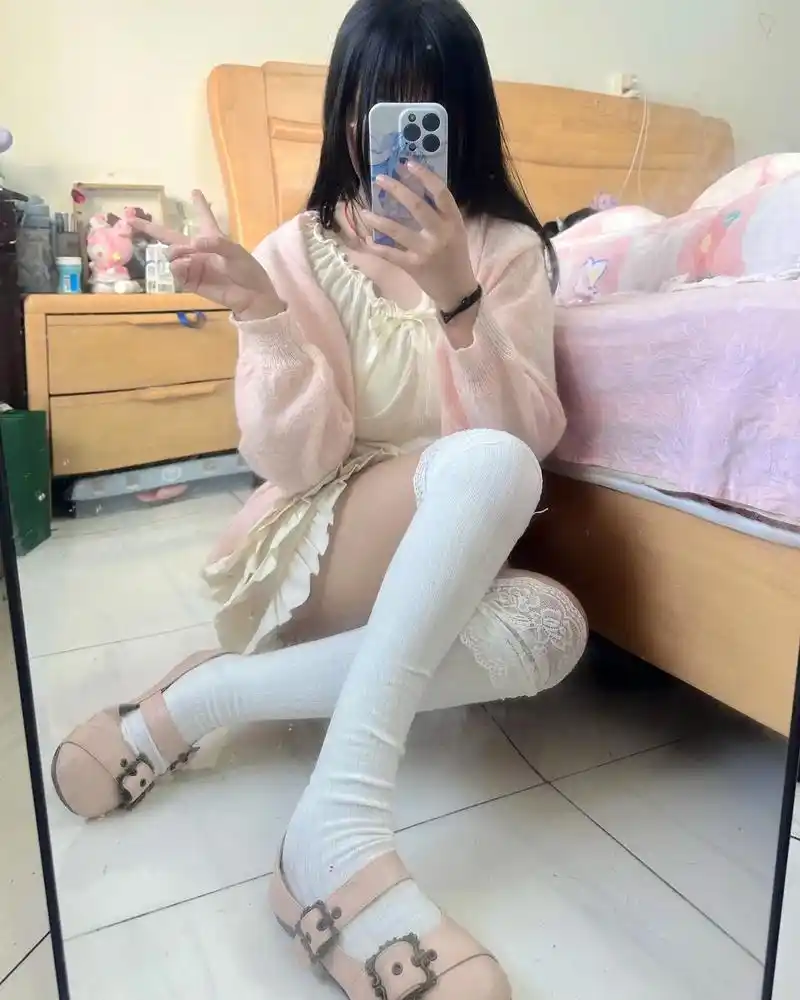 放个创可贴4544在这 只允许受伤的人用#甜妹 #肉腿 #对镜拍 - 抖