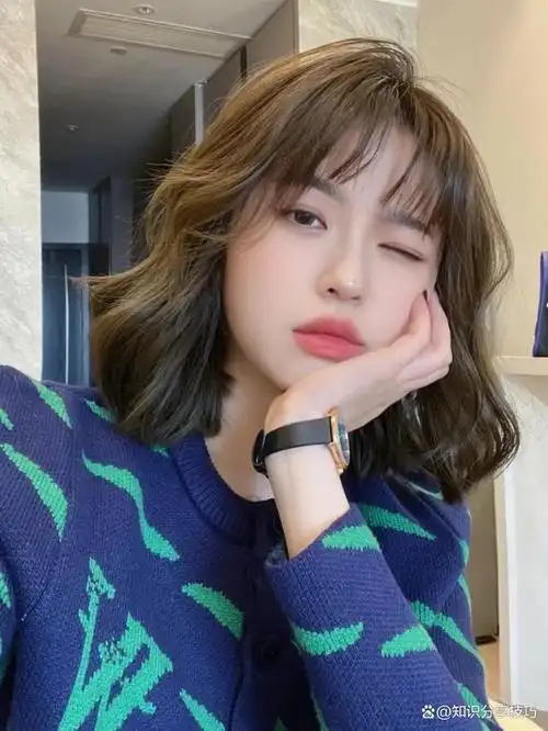 锁骨烫法式卷,确实让人惊艳,展现了少女的甜美气质.