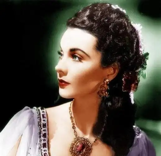 你可知道,费雯丽年轻时真的很美,虽然她看起来总是火急火