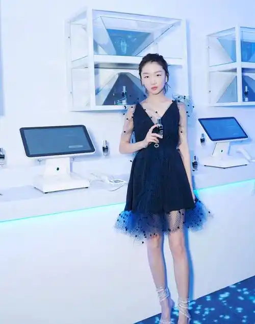 周冬雨女生男相,戴上帽子缺点太明显,但身体柔软居然能下一字马_时尚