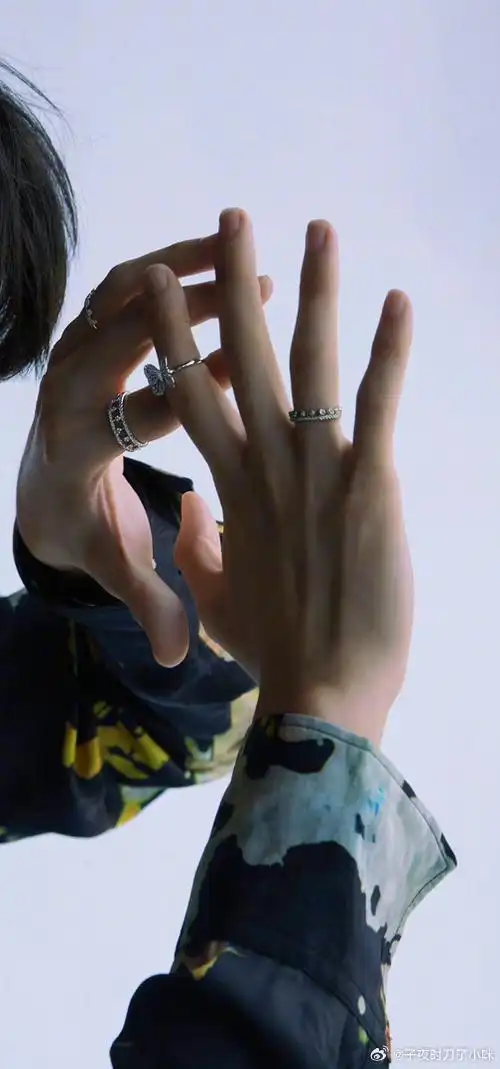 很明显……我的图库很久没有更新了有没有手控的新素材@蔡徐坤hug me