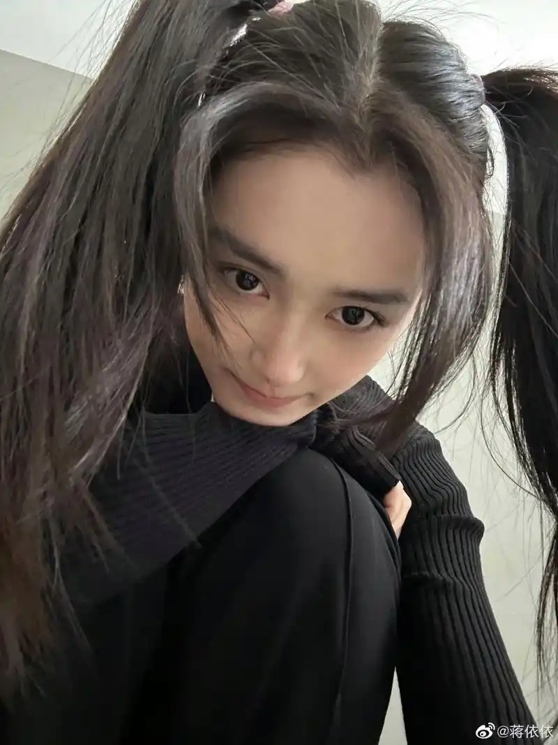 蒋依依身穿黑色西服,尽显好身材.小脸蛋,大长腿.