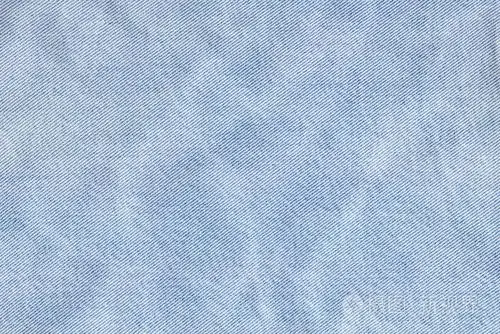 淡蓝色牛仔皱巴巴的 grunge 纹理