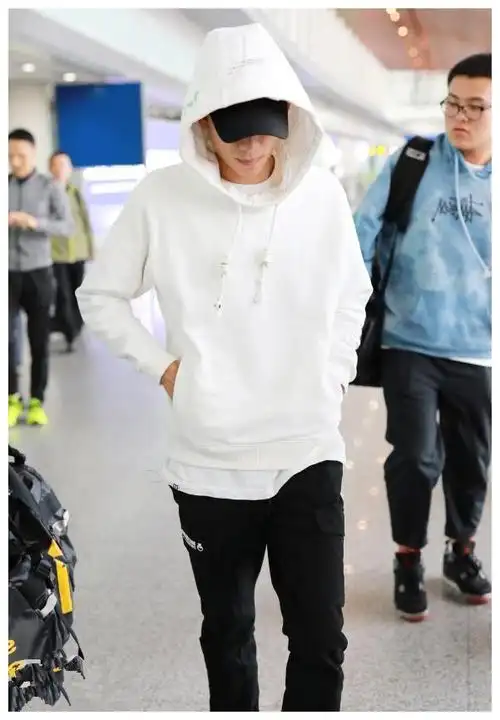 王一博的养蜂人造型火了之后,张一山也来这套,不料少年感满分!