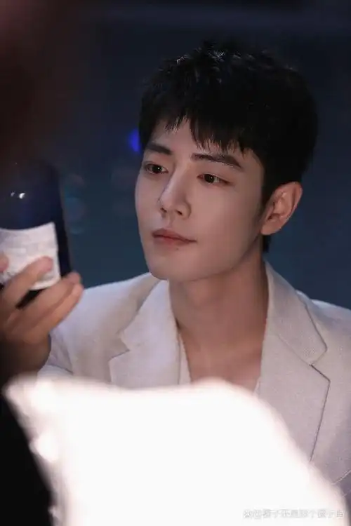 肖战工作室最新图集,他好像有点颜值好牛症