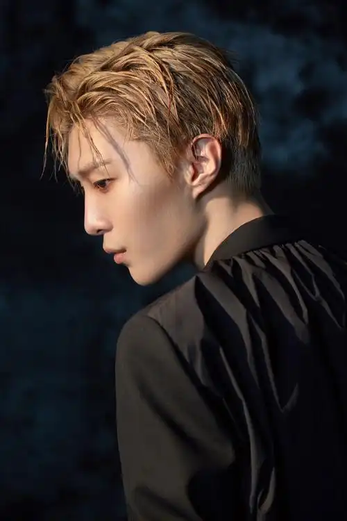 经纪人分享一组丞丞金色湿发大片 性感黑色西装内搭半裸皮肩带