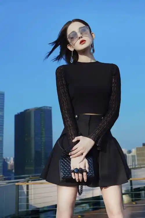 原创古力娜扎太酷了9千1的紧身装配黑色裙裤美腿纤细气势逼人