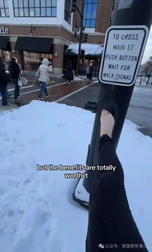 当时他们所住的城市下雪了,他们就这样赤脚走在雪地上,也不嫌冷,反倒