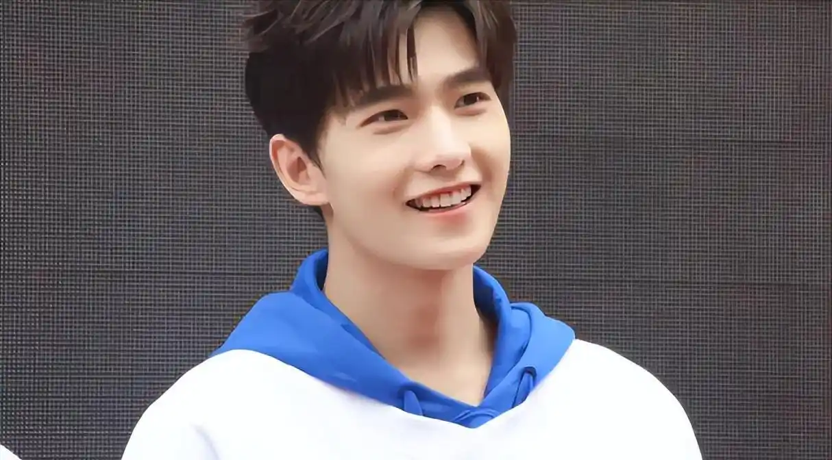 杨洋恋情被拍拒不承认,绯闻女友却接连挨骂,网友:花心且没种!