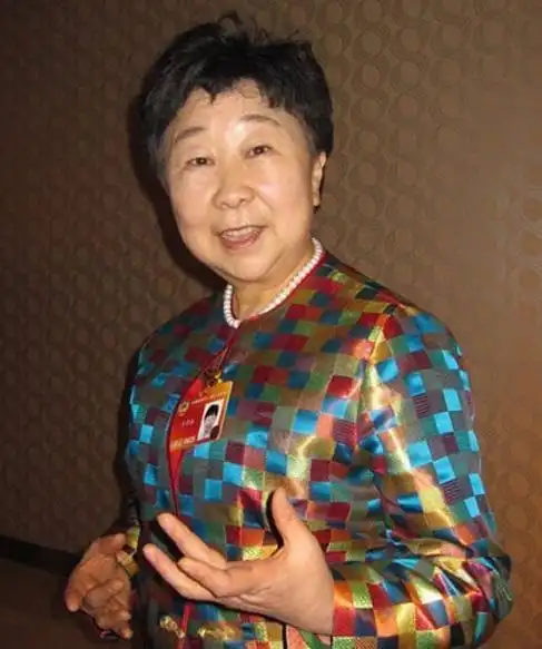 冯巩的妻子叫艾慧,两人1983年结婚.