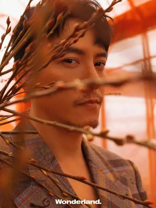 张震帅的人就是胡子拉渣盯着你也让人害羞