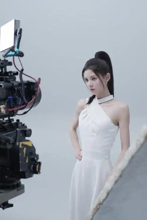 张予曦高马尾搭配白开水妆,氧气感十足,白色露肩裙显得肩颈线条绝