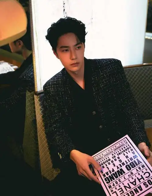 王一博好莱坞随拍 着白t戴墨镜比耶酷帅可爱