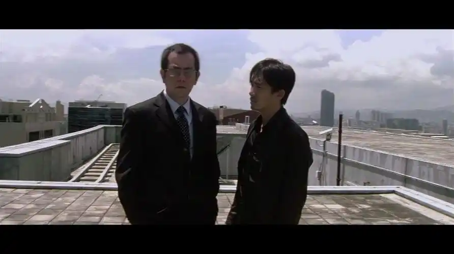 无间道坏人猖獗黄警官在直接被丢下天台梁朝伟吓呆了