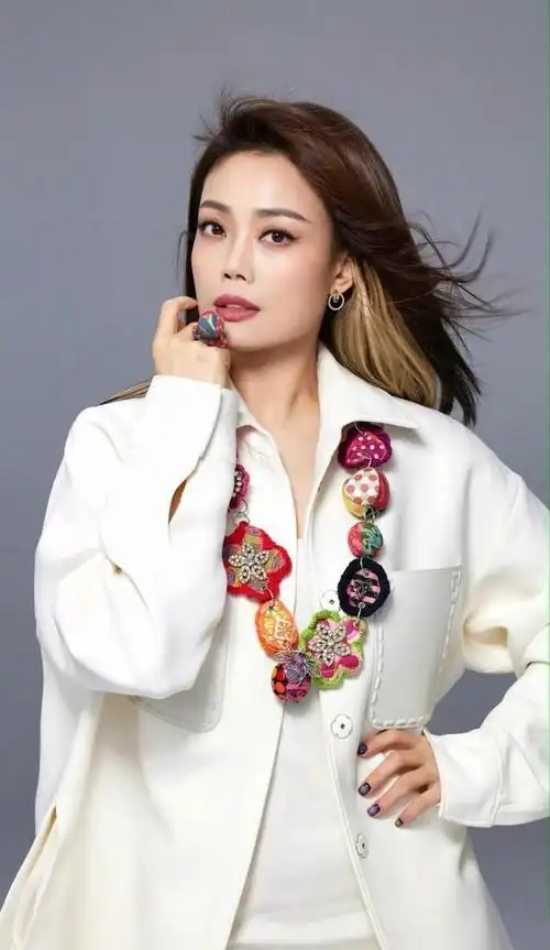 英皇群星璀璨,容祖儿置身其中,若想在这繁星点点的娱乐圈中独树一帜