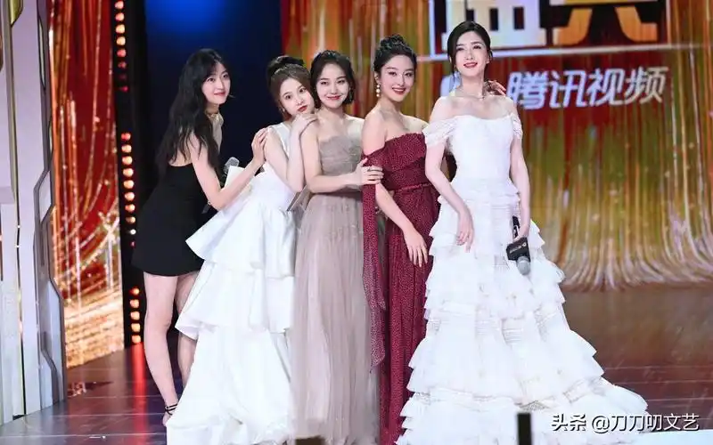 欢乐颂3新五美官宣后首次同框默契度似乎有些欠佳