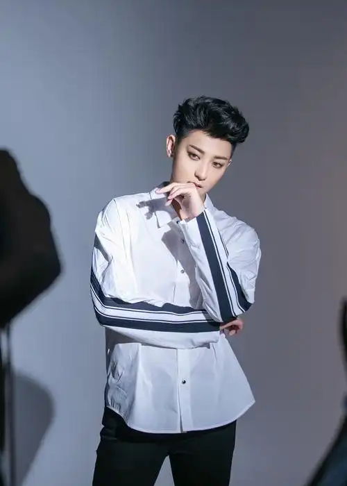 可爱呆萌vs帅气清新 黄子韬演绎初春新时尚