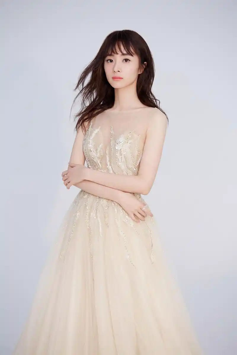 胡冰卿纱质长裙更飘逸,空气刘海少女感满满