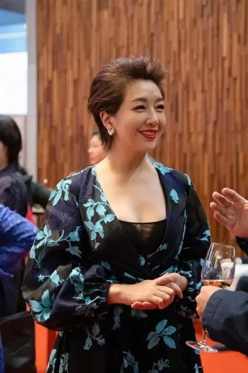 江珊好有阔太的雍容贵气感一袭泡泡袖印花裙美得飘逸大气