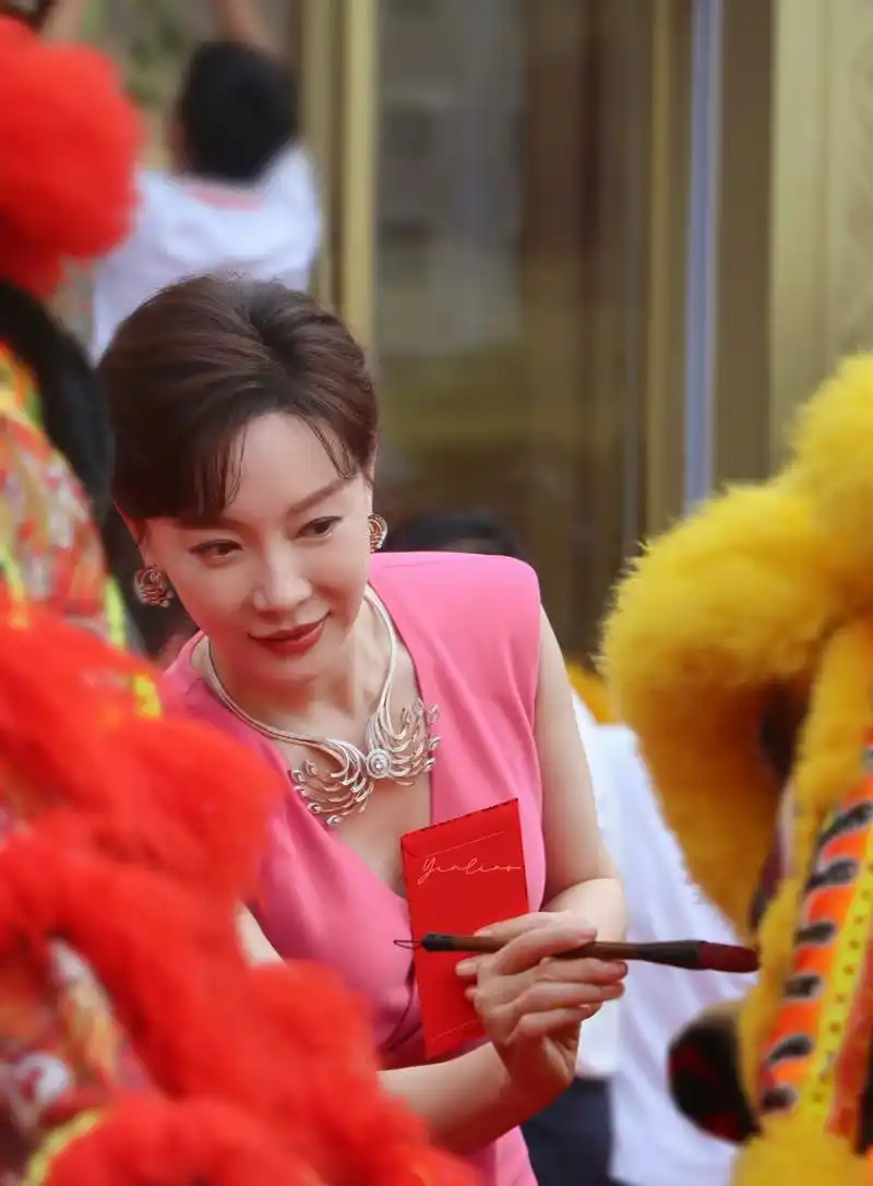 陈数真是努力往年轻了打扮,出席活动美成焦点,抢尽风头!