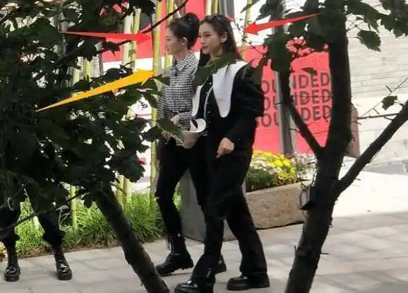 跑男录制花絮,蔡徐坤吃雪糕一脸开心,baby和苗苗热聊,宋雨琦落单_节目