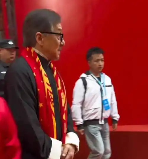 泸州参加商演,穿长袍满头白发,5cm内增高抢镜_房祖名_网友_小龙女