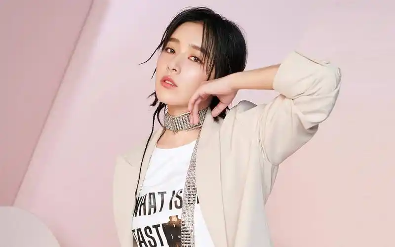 阚清子机场现身,幸福肥被疑怀孕,未婚夫陪伴左右爱情甜蜜引关注