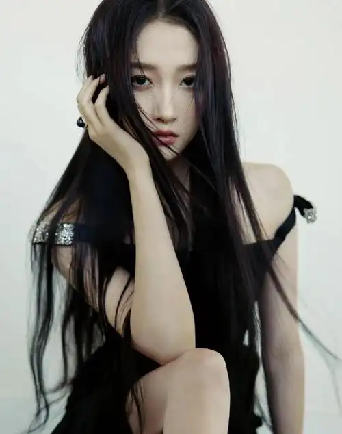 关晓彤黑色紧身长裙造型