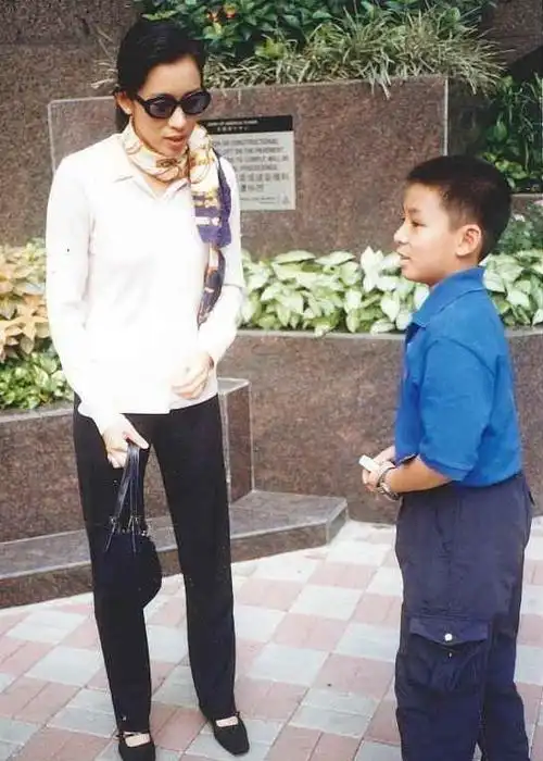 霍启刚儿女双全可弟弟霍启山霍启仁却曾身陷丑闻至今未婚