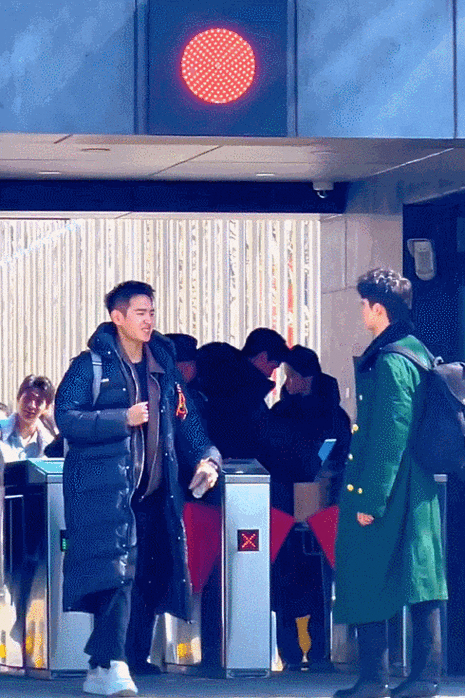 或许是这个平均身高不足2米的世界太为难周柯宇了吧,才会令他因为自己