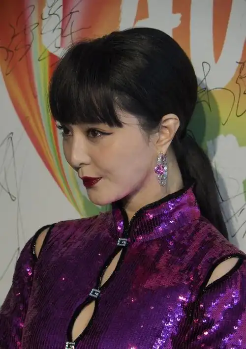 范冰冰复出后最丑造型来了紫色开叉裙驴蹄鞋齐刘海用力太过猛