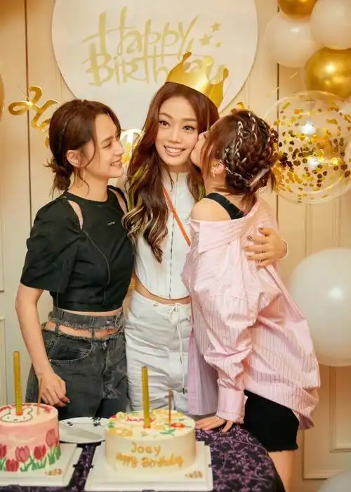 twins和霍汶希为容祖儿庆42岁生日一起吹蜡烛吃蛋糕大秀姐妹情