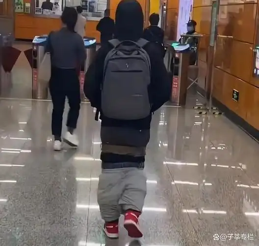 又见太古里垮掉一代,裤子提不上,网友:真想踹一脚