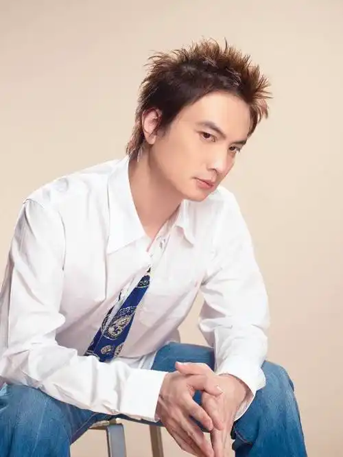 资料图片李泉新专辑造型3