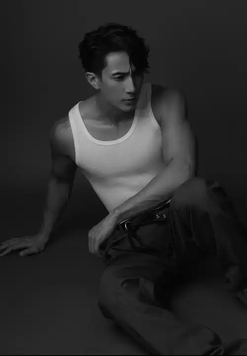 吴尊时尚杂志八月封面大片曝光 身材优越状态满分