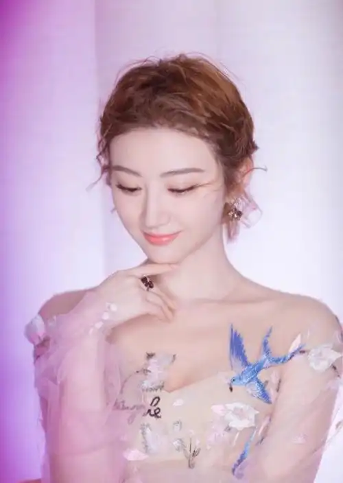 29岁的景甜,越发有女人味了,秒凹少女感,人家这么穿好仙