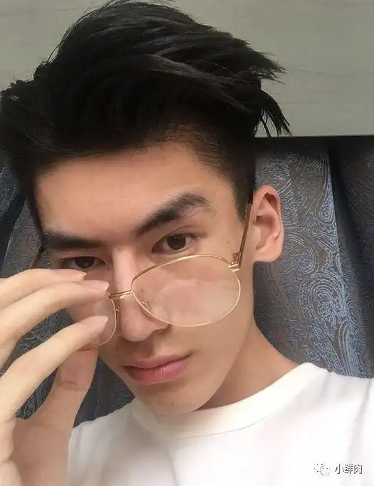 与何炅合影的198cm高鼻梁篮球小哥虎扑直男都夸他准