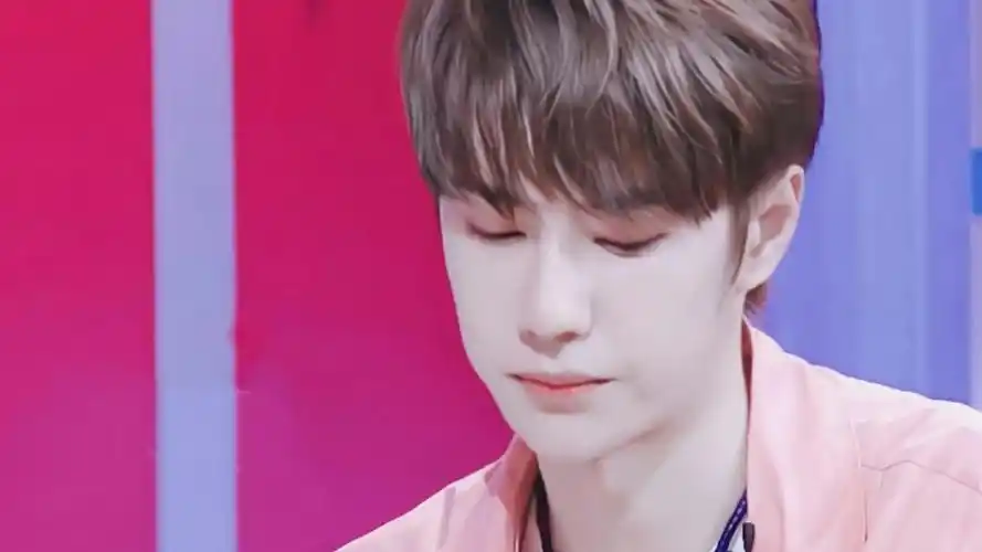 小清新男神王一博休闲粉色衬衫写真,大陆明星-回车桌面