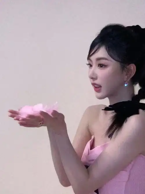 孔雪儿身上好多蝴蝶结##孔雪儿蝴蝶结编发