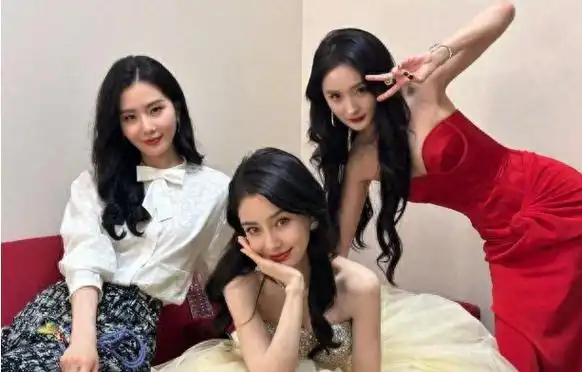 杨颖生日与家人共度,7岁小海绵暴风抽高,长相像极了黄晓明_杨幂_孩子