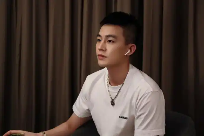 欧豪超话昨晚一点也不憨憨,小sir空投6张照片帅气才是boss@欧豪的真实