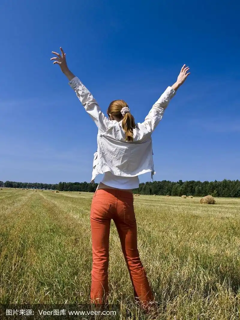 女人向天空张开双臂