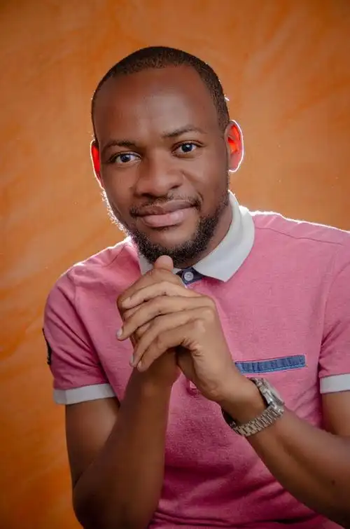 非洲黑皮肤帅哥个人形象写真图片