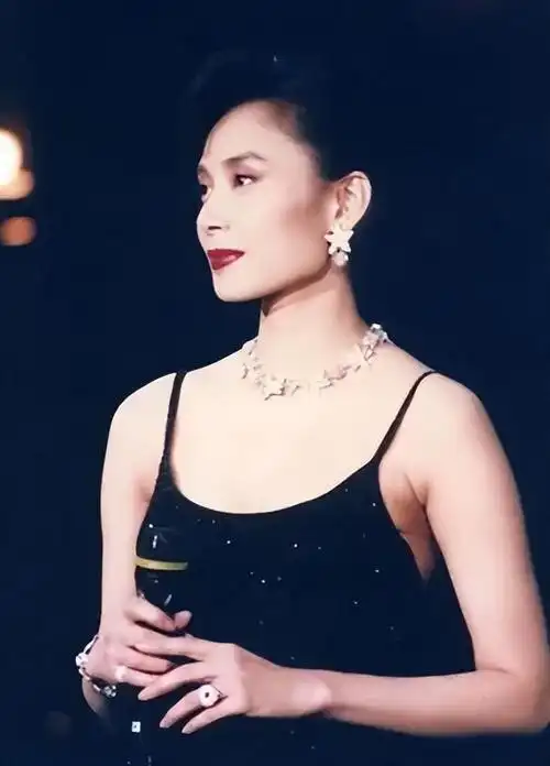 港姐邝美云拒嫁豪门,手握烂牌逆风翻盘,如今身价上亿